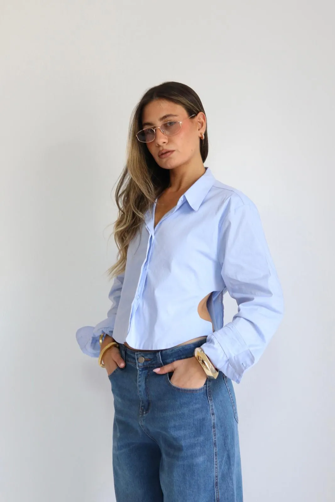 חולצה מכופתרת עם חגורה