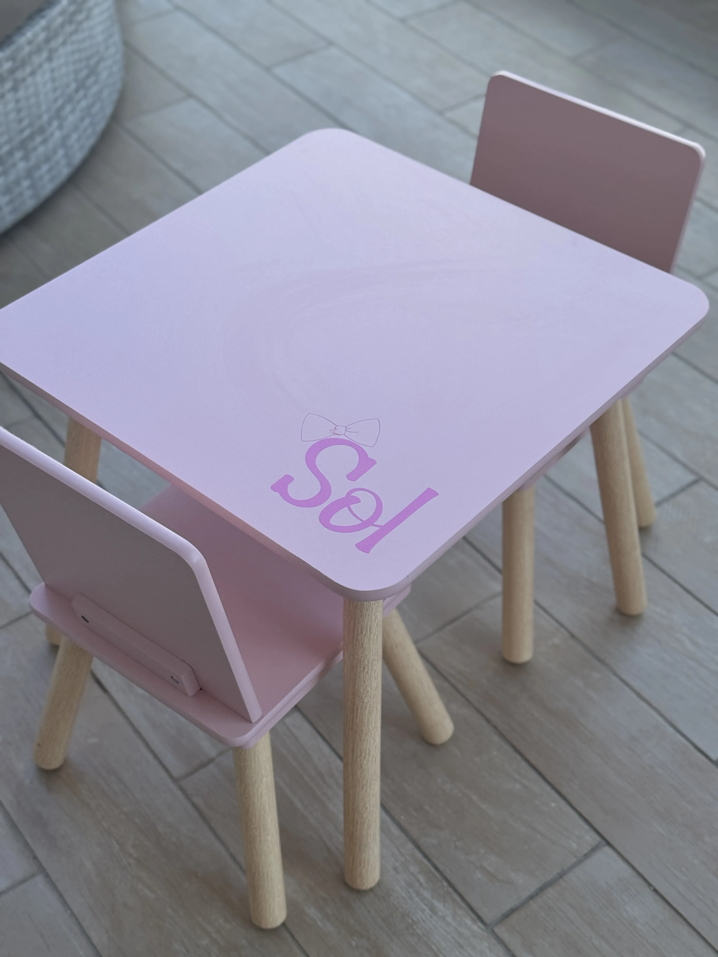 שולחן עץ +  2 כיסאות