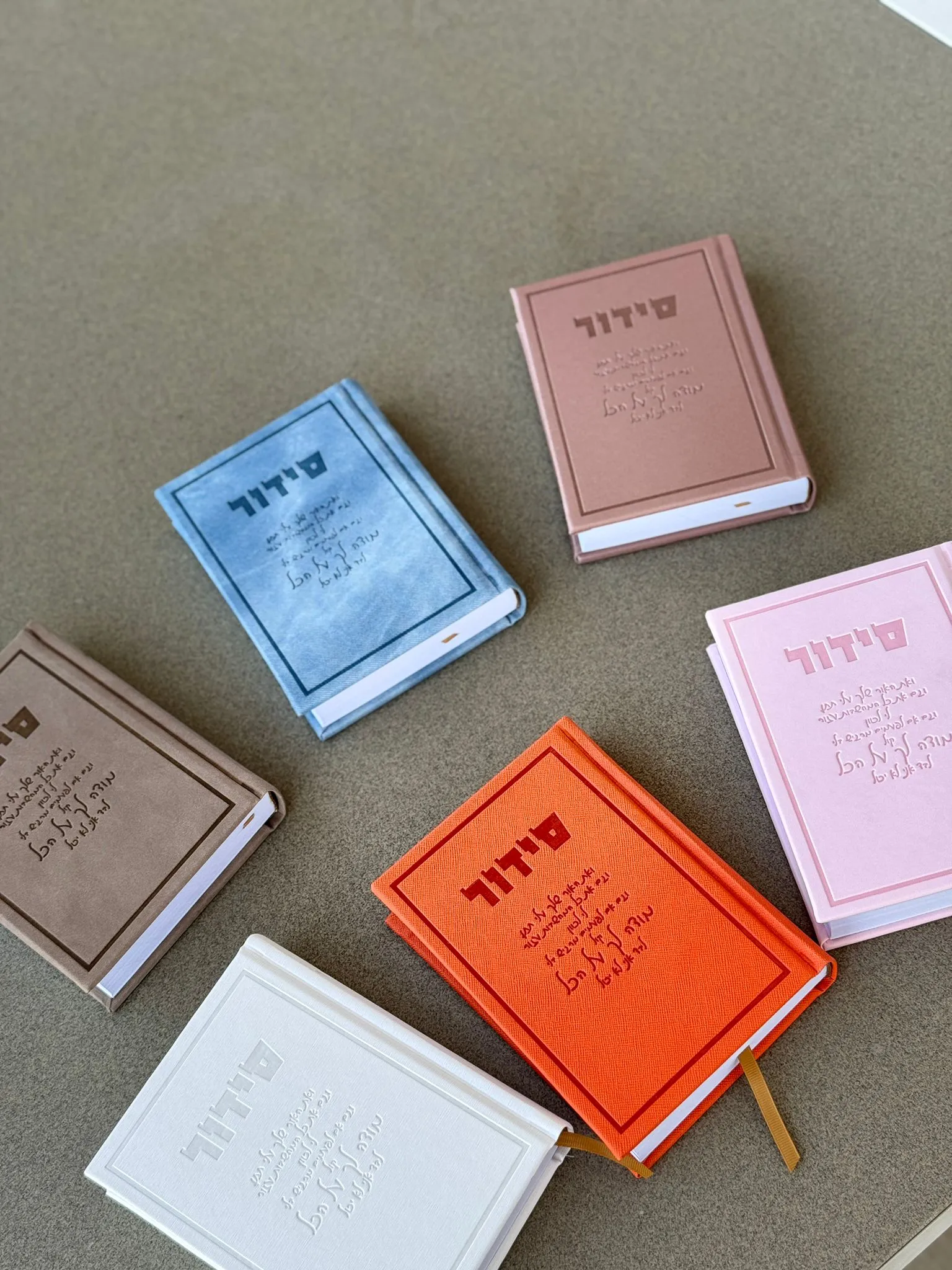 סידור יוקרתי צבע גי'נס