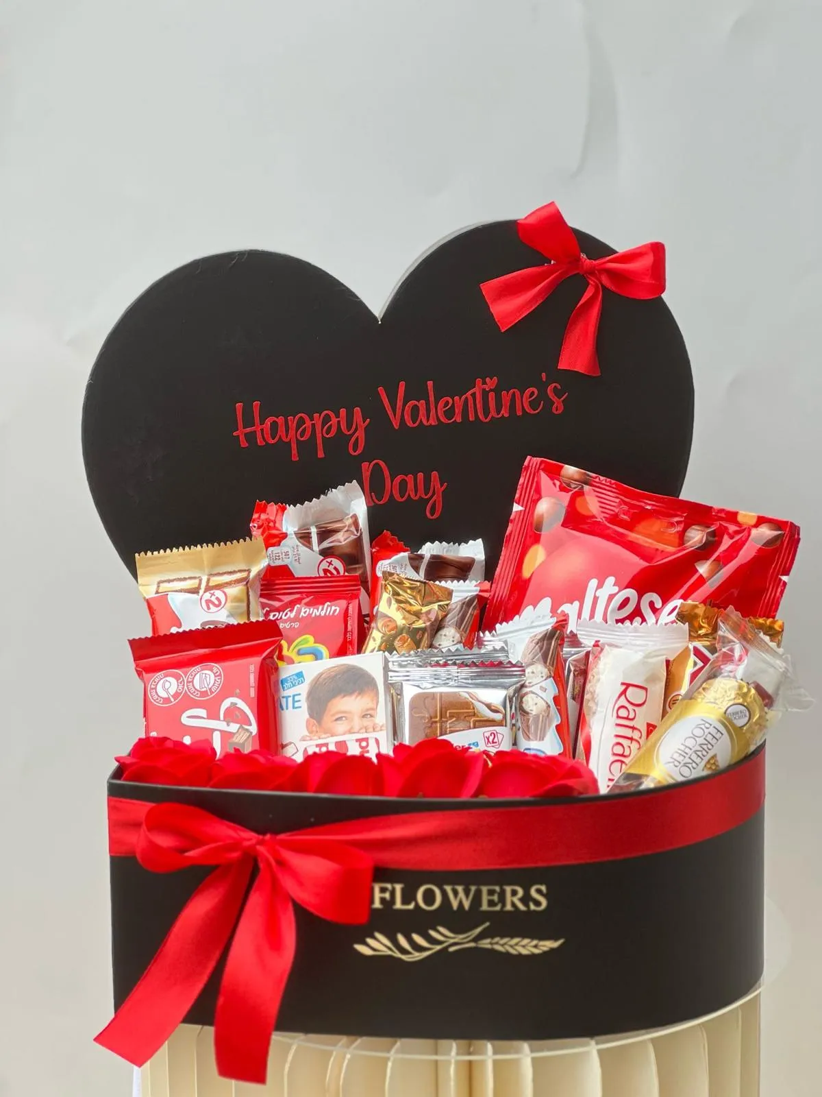 לב מלא שוקולדים