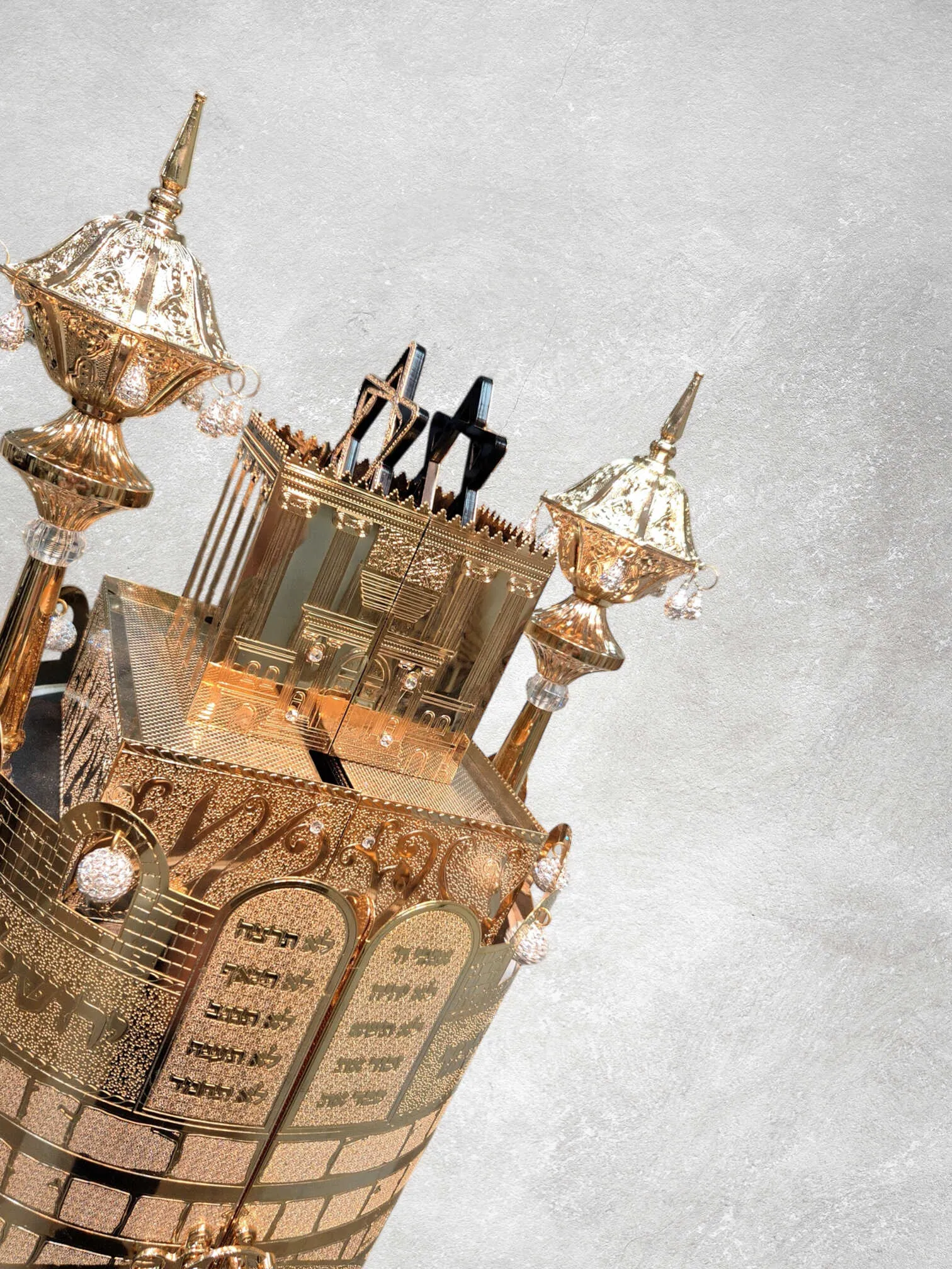 תיק לספר תורה פרימיום דגם "שערים מקדש" ציפוי זהב טהור