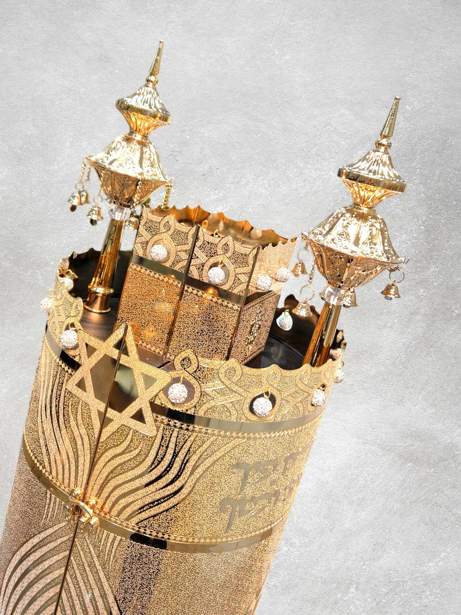 תיק לספר תורה פרימיום דגם "נצח ישראל" בעיצוב אומנותי ציפוי זהב טהור