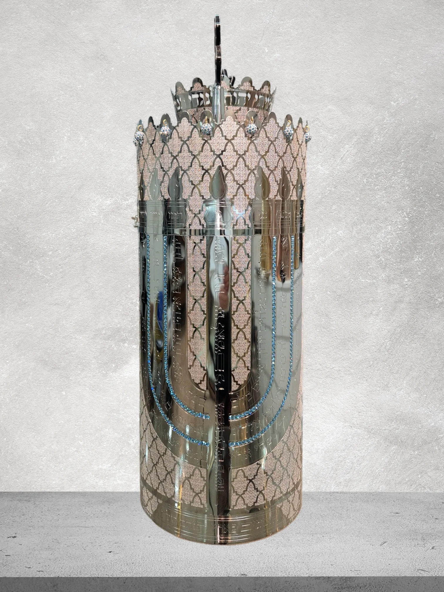 תיק לספר תורה פרימיום דגם “למנצח” משובץ זהב לבן