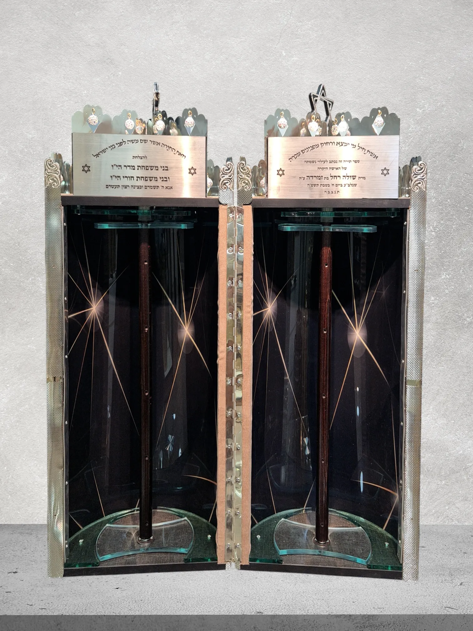 תיק לספר תורה פרימיום דגם “למנצח” משובץ זהב לבן