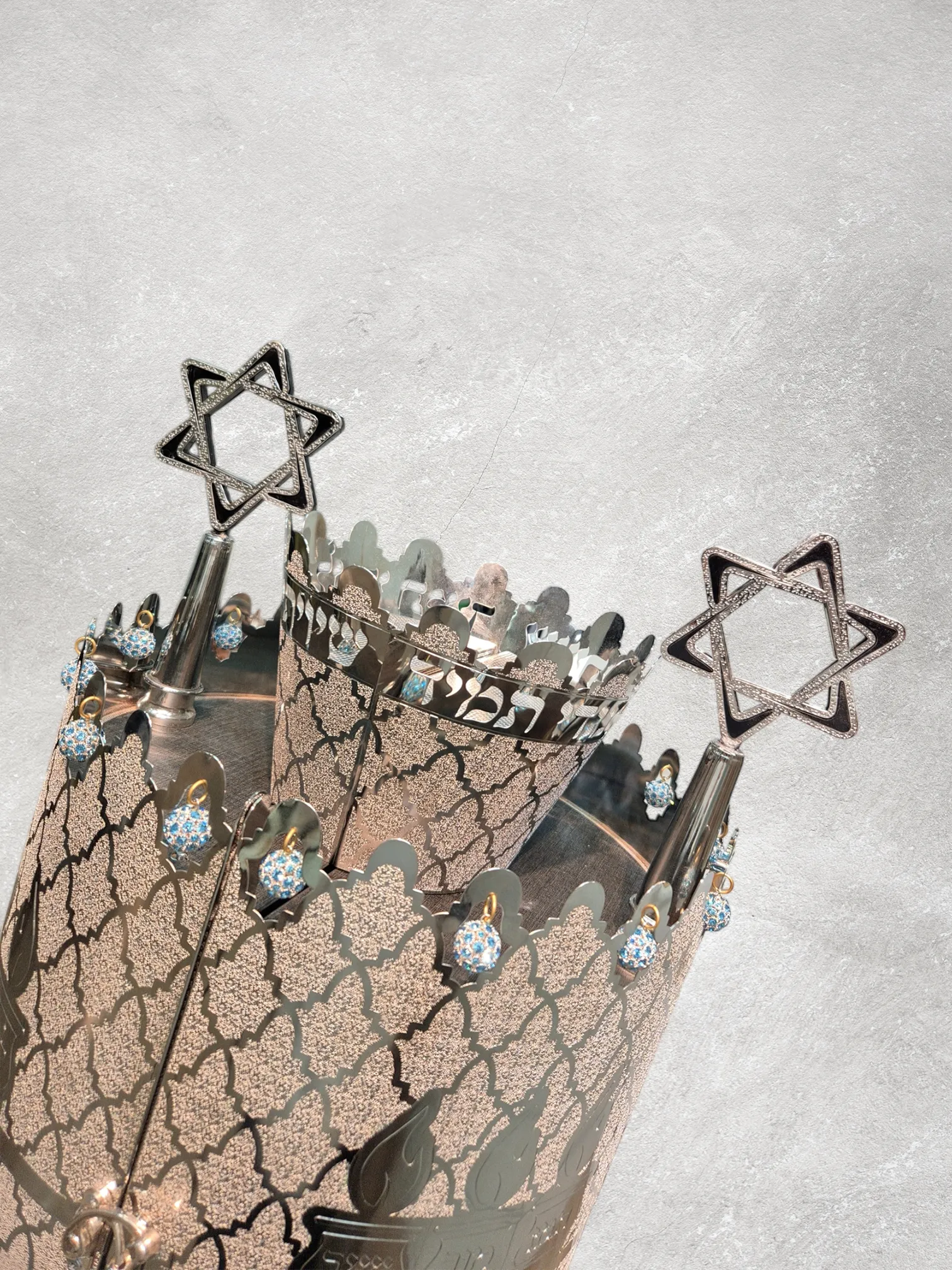 תיק לספר תורה פרימיום דגם “למנצח” משובץ זהב לבן