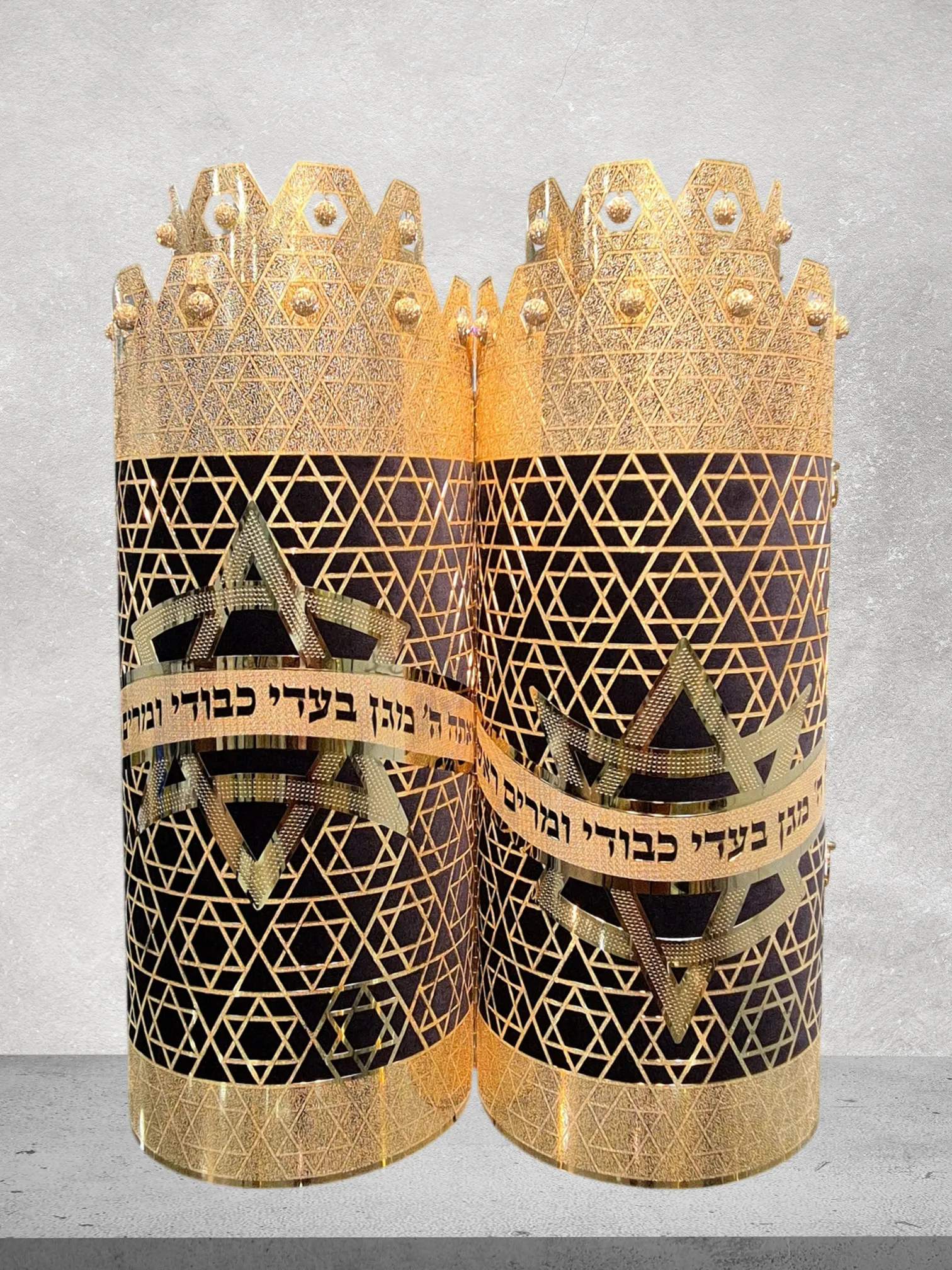 תיק לספר תורה פרימיום דגם “מגן דוד” טקסטורה שחורה בעיצוב אישי