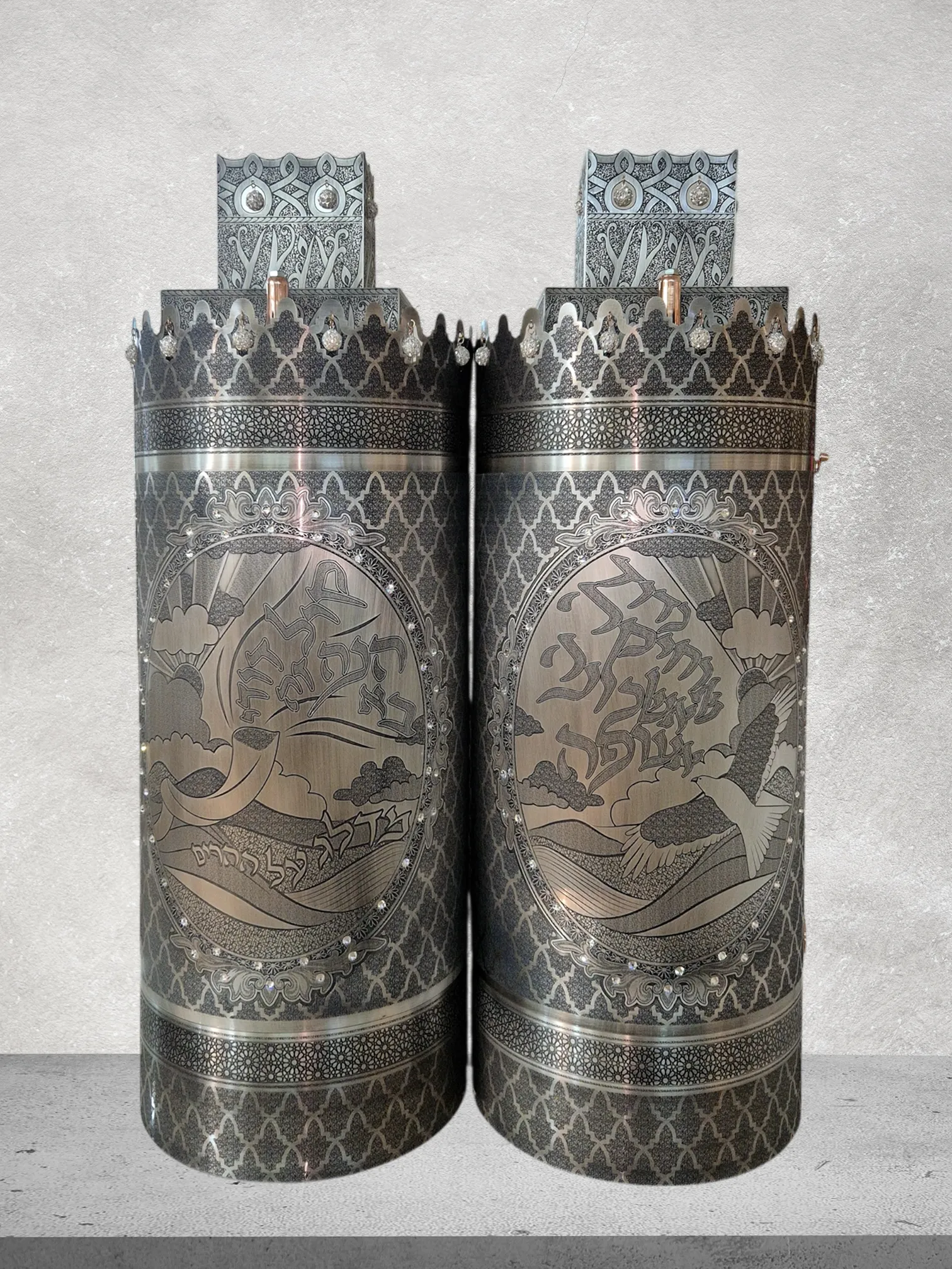 תיק לספר תורה פרימיום דגם “אעופה אשכונה” בעיצוב אומנותי מושחר כסף