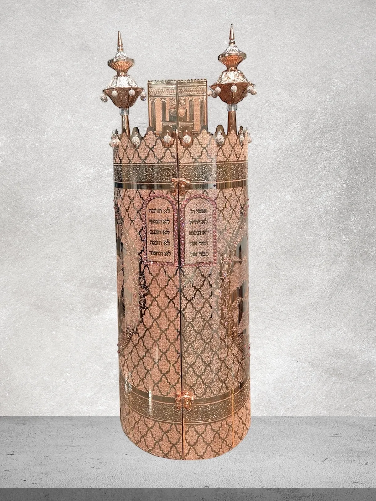 תיק לספר תורה פרימיום דגם “אעופה אשכונה” בעיצוב אומנותי רוז גולד