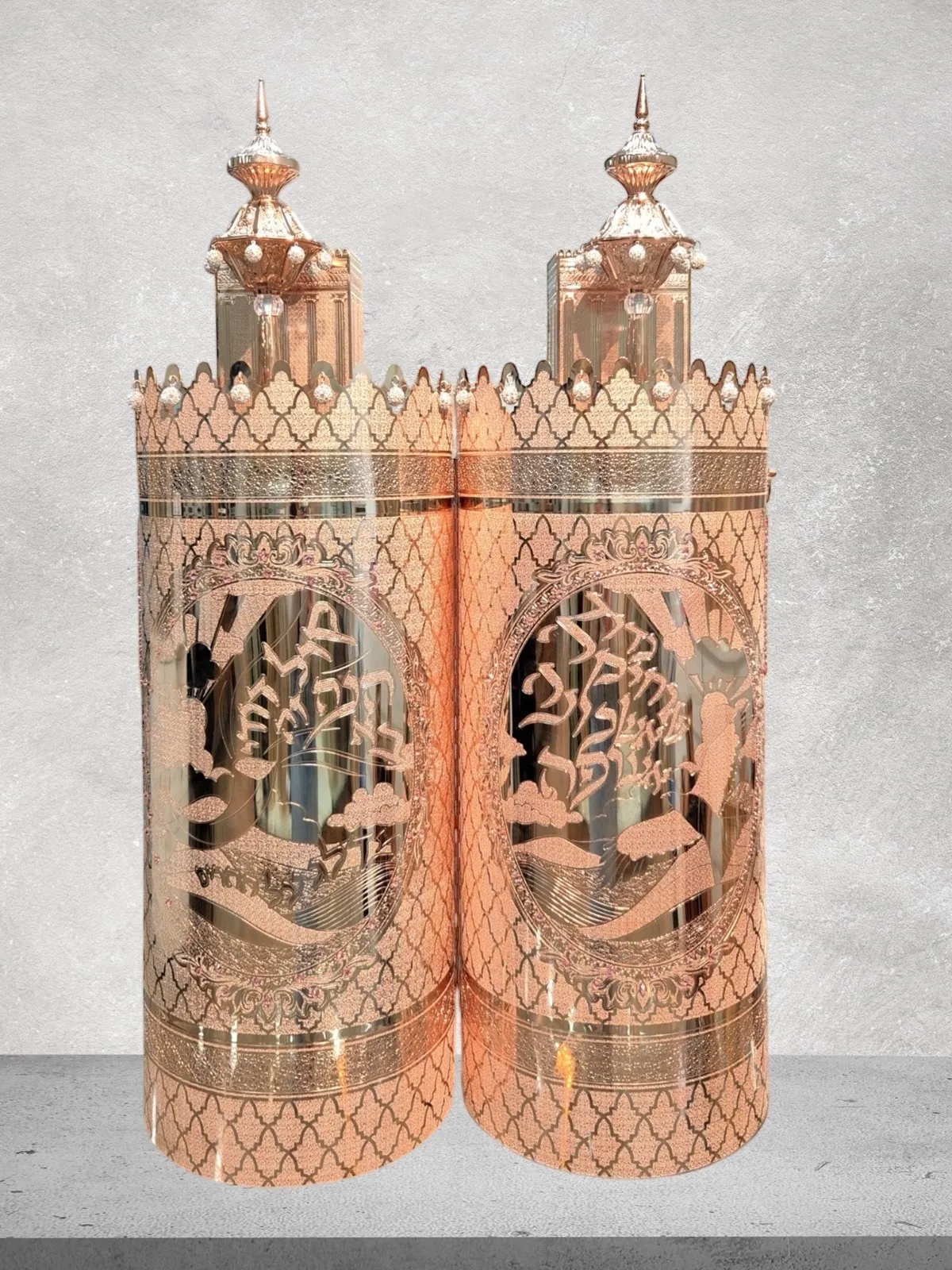 תיק לספר תורה פרימיום דגם “אעופה אשכונה” בעיצוב אומנותי רוז גולד