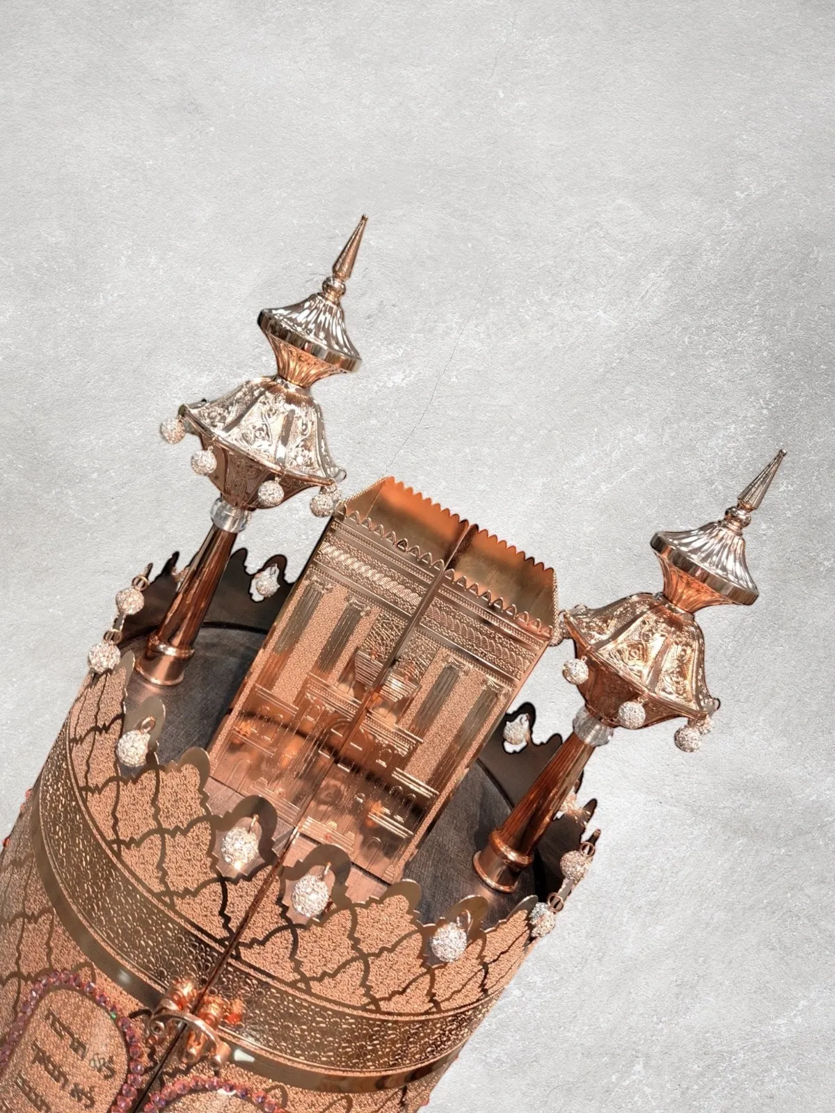 תיק לספר תורה פרימיום דגם “אעופה אשכונה” בעיצוב אומנותי רוז גולד