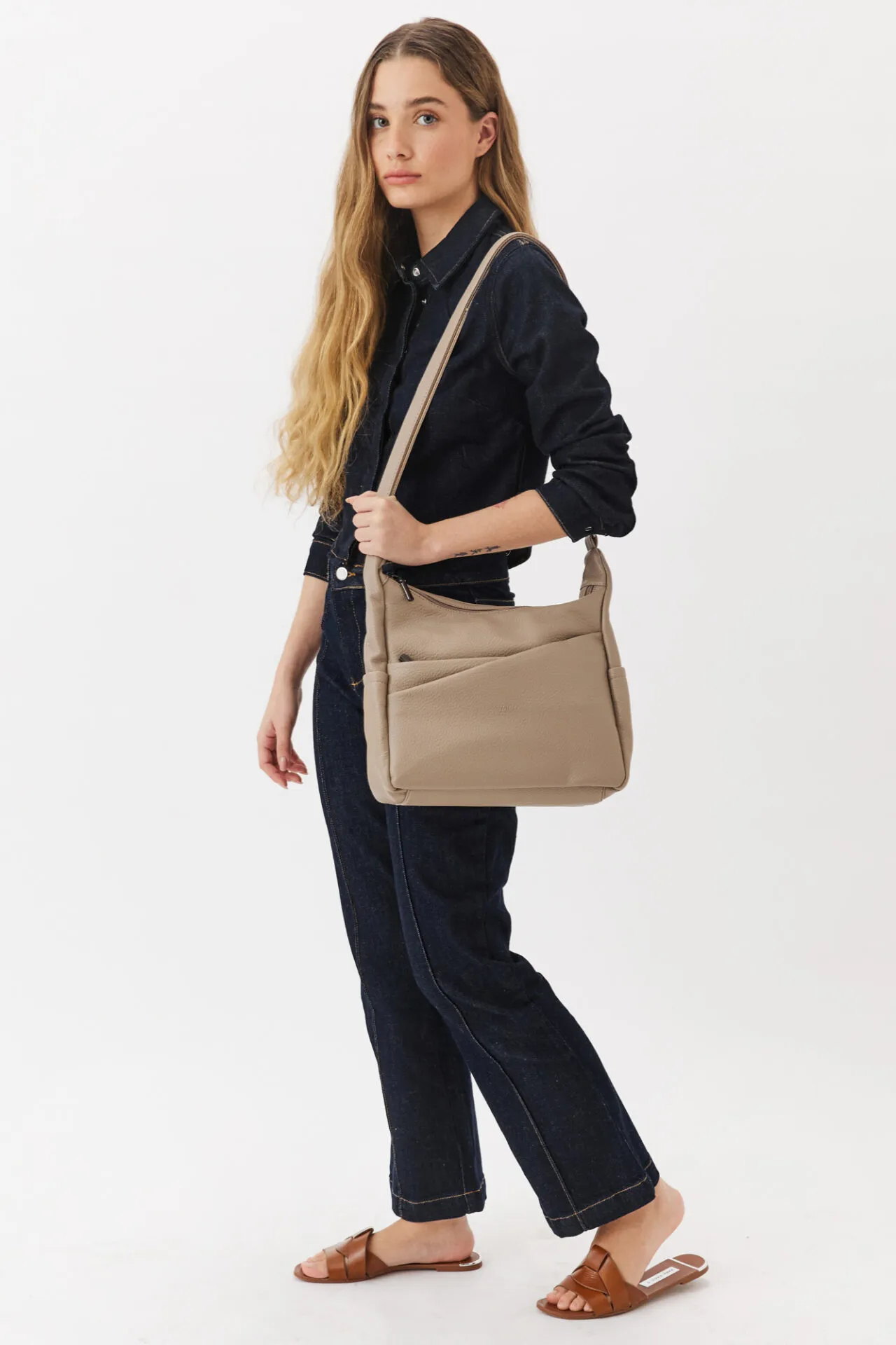 תיק צד נשי- בז'