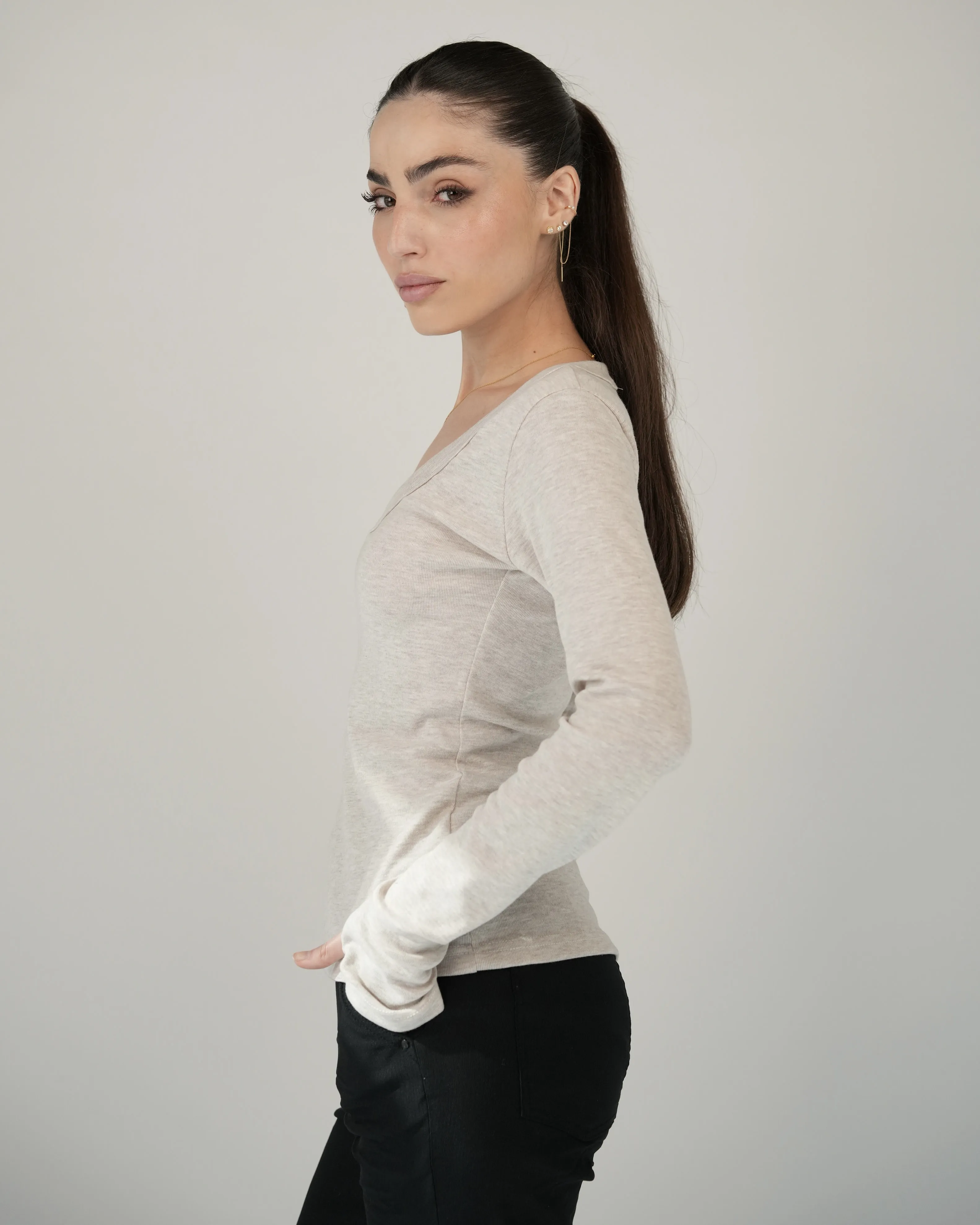 טישרט וי כפפה