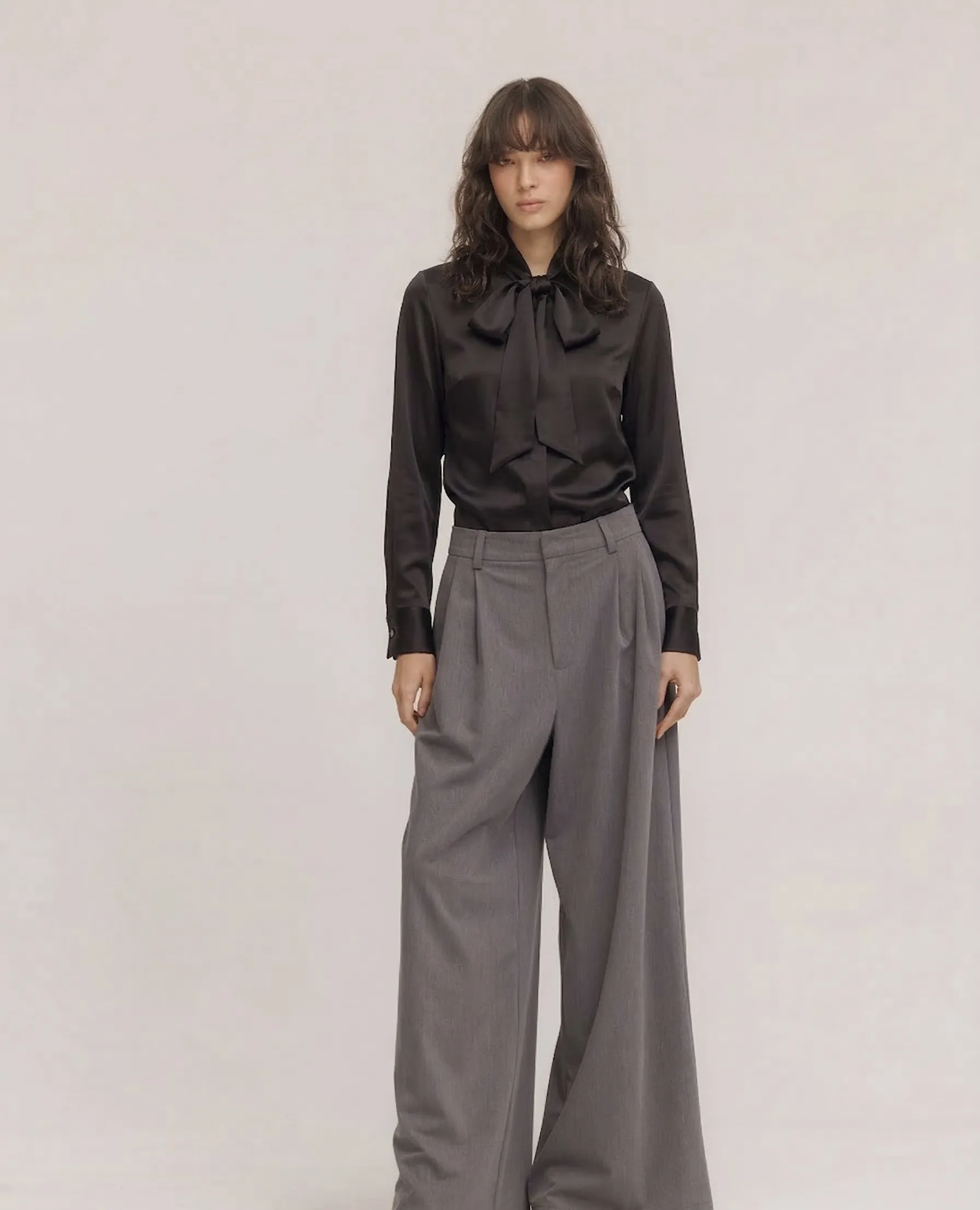 מכופתרת עניבה סוזי