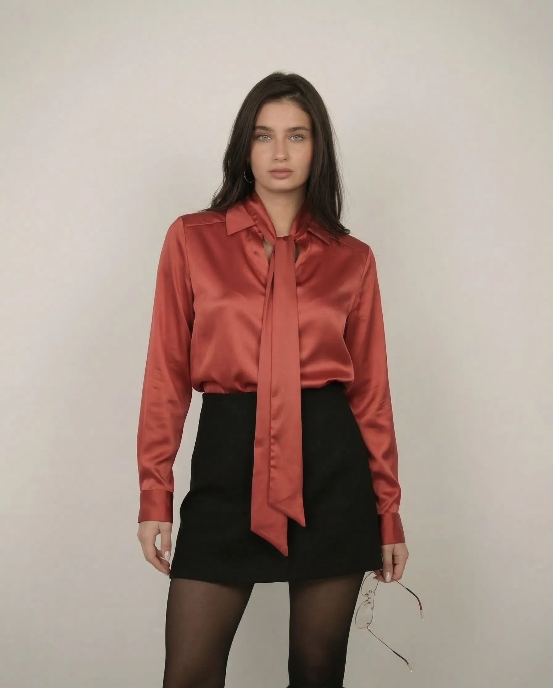 מכופתרת עניבה סוזי