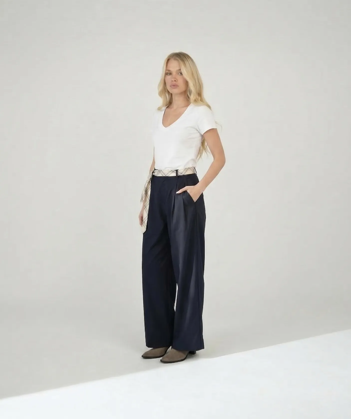 חולצה בייסיק וי